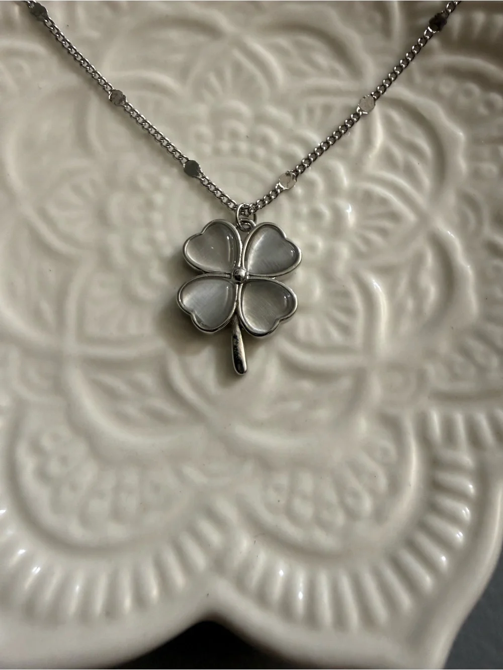 silver-tone four-leaf clover necklace white, pearlescent pendant shimmery chain